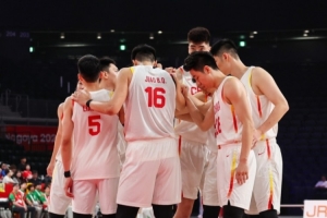 周鹏转发杨毅观点：中国篮球正处爬坡期 佳绩是重塑信心的最佳路径
