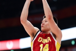 媒体人：李弘权与赵嘉义可出战 中国男篮锋线吃紧局面有望缓解