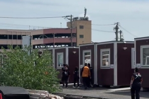 记者探访男篮住宿:集装箱两室一厅住2-3人 曾因暴雨被要求转移至高处避险