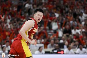 拼尽全力！李弘权7投2中砍下9分，狂揽13篮板全场最高外加1助攻1盖帽