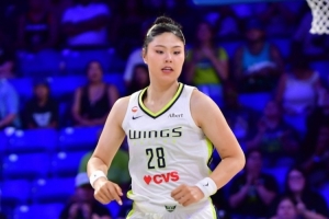 飞翼20分大胜火花 李月汝4分6篮板入账