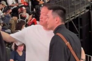 杨鸣现身亚运半决赛现场 力挺中国男篮迎战日本并热情与球迷合影