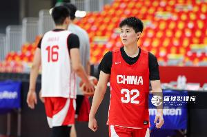 媒体人犀利点评：中国男篮换防混乱人盯不住人 日本男篮持球进攻毫无压力