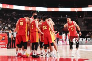 急需调整！亚运会半决赛中国男篮进攻哑火 半场30-49落后日本男篮