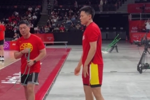 赵嘉义与李弘权赛前热身 今晚将代表中国男篮出战日本