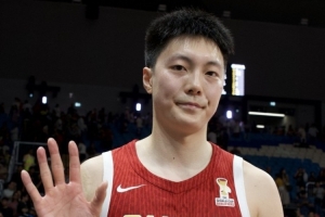 旗手身份略尴尬！胡明轩将执旗开幕式 男篮惨败日本无缘决赛