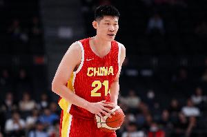 下半场需努力！胡金秋半场3投2中贡献4分1篮板