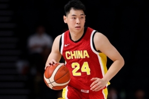 崔永熙：中国男篮靠防守带动进攻 今天防守不佳致两端堵塞 不能拿紧张当借口