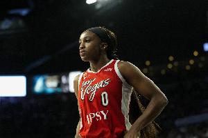火力全开！杰基·杨18投12中轰生涯新高35分 首节22分追平WNBA历史纪录