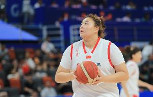犯规麻烦来得早！“大宝贝”刘禹彤仅5分钟便4犯离场受限 依旧10投4中砍下12分5篮板2助攻