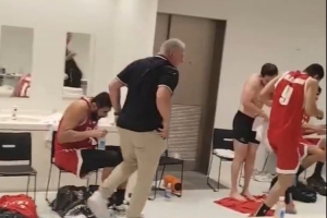 险胜中国男篮摘得亚运会铜牌 伊朗男篮更衣室泼水狂欢庆祝
