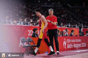 手感冰凉！胡明轩半场三分2中0未得分 还送出2次失误