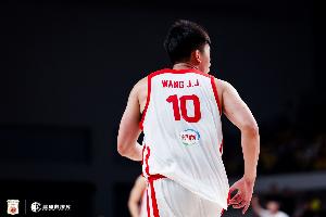 手感冰凉！王俊杰上半场2投0中颗粒无收 仅抢下6篮板