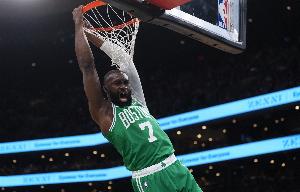 季后赛遭遇贴身紧逼时有效命中率最低榜:布朗居首 申京、兰德尔紧随其后