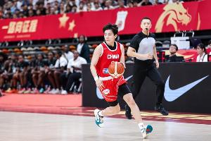 状态平平！杨舒予半场三分1中0 仅得2篮板1助攻还有2失误