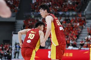 杨毅畅想中国男篮大个阵容：杨瀚森打5+胡金秋4+王俊杰3 三座高山谁来推翻