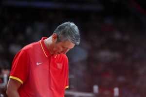 郭士强是否应下课？杨毅：中国篮球史上从未有过输得如此惨烈仍不下课的先例