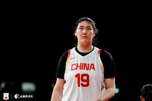 遭对手五人合围！张子宇替补13投10中轰全场最高22分5板2助