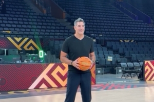 洲际杯形象大使斯科拉亲临国家体育馆 为FIBA洲际杯揭幕助阵