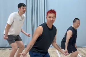许涛携手周琦拍摄趣味视频：带中国第一中锋学习一下闪身步