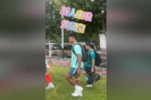 黄晟豪驰援国足集训 与戴伟浚粤语普通话无障碍沟通