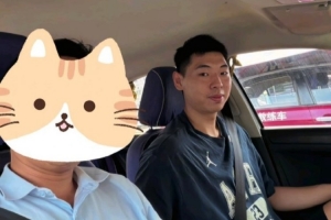 难得放假！崔永熙刚回东莞便现身驾校练车