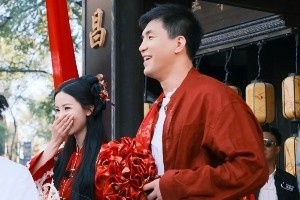 郭艾伦做客辽宁文旅节目 体验传统婚俗与主持人刘一一欢乐互动
