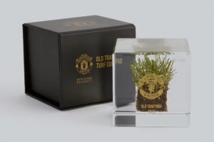 绝版珍藏！英媒：曼联开售老特拉福德草皮碎片，每块125镑