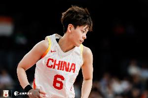 盼无碍！杨舒予两分7中7砍21分4助2断 第三节约战伤退