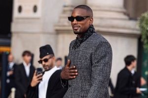 型格出圈！前NBA悍将伊巴卡身着黑灰西装闪耀米兰时装周Vogue World红毯