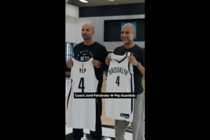 跨界联动！瓜帅到访NBA布鲁克林篮网，收获专属4号球衣