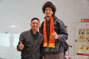 德万特·威尔逊抵达长春 吉林男篮副董事长何长江携球迷机场迎候