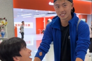 有缘千里来相会！李镇全接受手术返回重庆，在机场偶遇汪士钦