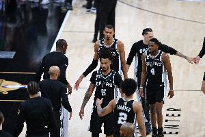 福克斯：卡斯尔/哈珀成长或影响我首发？完全不担心只想帮助球队