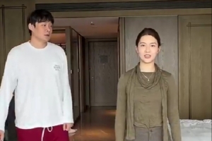丁彦雨航与妻子练习舞蹈动作：闪身步还能这样玩