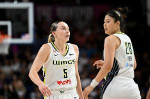 飞翼80-104女武神总比分0-1 佩奇10中9得21分6板&李月汝7分3板1帽
