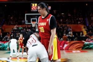 WNBA状元中锋困惑:张子宇为什么要把球传出去?