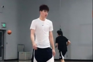 渐入佳境！经纪公司晒张懿赵杰美高训练视频：每天进步1%