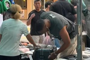 威少香港街头随性购物 路边摊现购行李箱引围观