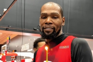 火箭全队训练前为杜兰特庆生 38岁寿星获队友齐唱生日歌