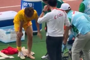 东体现场直击：毛伟杰伤退拒坐轮椅 走路一瘸一拐坚持离场