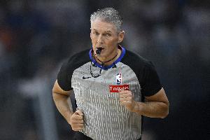 NBA官宣新赛季严打进攻球员非持球手推人及非法掩护等动作
