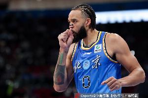 强援集结！麦基正式加盟上海男篮联手拉塞尔 已抵达球队投入训练