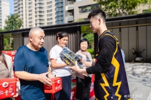 王岚嵚现身济南社区开展公益 用篮球传递热爱