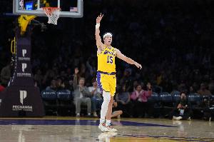 里夫斯展望新赛季：防守将大幅提升 全队全力竞争坚持正确打法