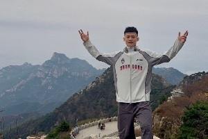 王岚嵚社媒分享山东全队登泰山合影：五岳独尊⛰️
