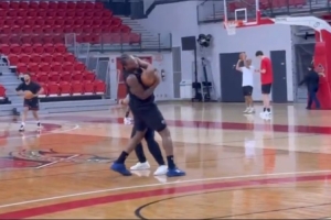 火药味十足！小卡训练营单挑主帅达科 擒抱抢断后霸气打板劈扣