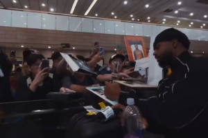 人气爆棚！拉塞尔抵达机场获球迷热烈欢迎 “DLO”呼声此起彼伏