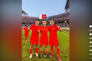 朱辰杰晒与超龄队友合影庆祝摘铜 汪海健赞其为“移动的中国长城”