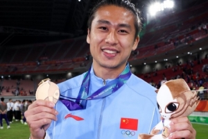 喜笑颜开！张玉宁晒照纪念亚运征程：不留遗憾，我们带着奖牌归来！